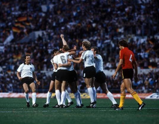 EM Finale 1980 in Rom - BR Deutschland - Belgien 2:1 - Walter Meeuws (Belgien, re.) enttäuscht über den Torjubel der BRD, v.li.: Bernard Dietz, Klaus Allofs, Bernd Schuster, Horst Hrubesch, Karl Heinz Rummenigge und Hans Peter Briegel