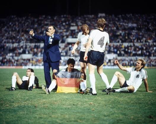 EM Finale 1980 in Rom - Die BR Deutschland ist Europameister - R-L - Karl Heinz Rummenigge, Karlheinz Förster, Horst Hrubesch, Hansi Müller, ein Offizieller und Bernard Dietz