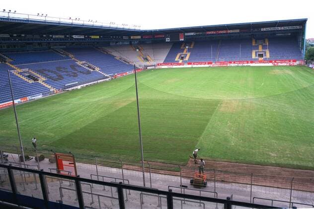 Fußball, Stadiongeschichte Arminia Bielefeld Bielefelder Alm (Fußballstadion) 06 03 thg Fußball Fußballstadion Stadion Tribüne Tribünen Rasen Spielfeld DSC Armina Bundesliga Totale Arminia Fototermin Präsentation der Photovoltaik-Anlage auf dem Tribünendach am 05.06.2003 in Bielefeld