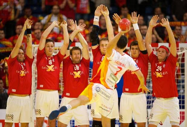 Handball Belgrad (SRB) 21.01.2012 Europameisterschaften der Herren Männer 2012 Hauptrunde Gruppe A Dänemark (DAN) - Mazedonien (MKD) Kiril Lazarov (FYROM, Mazedonien, No.07) vlnr.: Lars Christiansen (Dänemark, No.09) Hans Lindberg (Dänemark, No.18) Kasper Nielsen (Dänemark, No.26) Lasse Svan Hansen (Dänemark, No.17) Nikolaj Markussen (Dänemark, No.10) Mikkel Hansen (Dänemark, No.24)