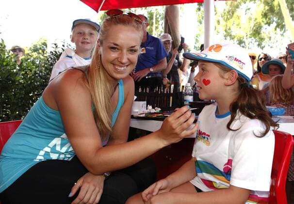 Australian Open 2012, Melbourne Park,ITF Grand Slam Tennis Tournament,Sabine Lisicki (GER) bei einer face painting Aktion wo sie die Gesichter von Kindern bemalt,,Querformat,
