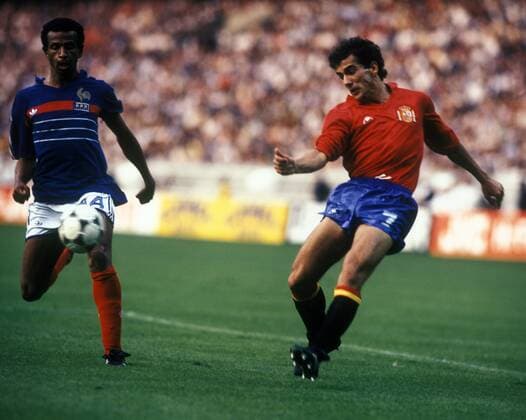 Fußball, EM Finale 1984 in Paris, Frankreich - Spanien EM Finale 1984 in Paris - Frankreich - Spanien 2:0 - Juan Antonio Senor (Spanien, re.) gegen Jean Tigana (Frankreich)