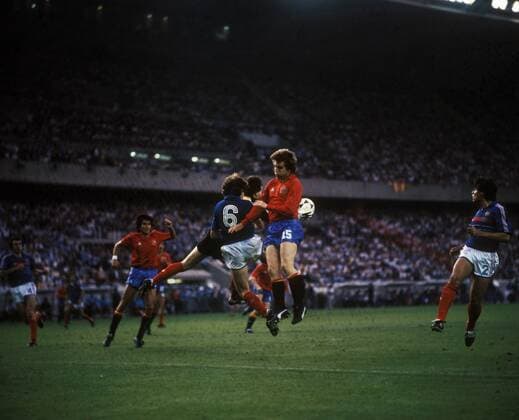 Fußball, EM Finale 1984 in Paris, Frankreich - Spanien EM Finale 1984 in Paris - Frankreich - Spanien 2:0 - Roberto Fernandez Bonillo (Spanien, 2.v.re.) gegen Torwart Joel Bats, Luis Fernandez (6) und Manuel Amoros (re., alle Frankreich)