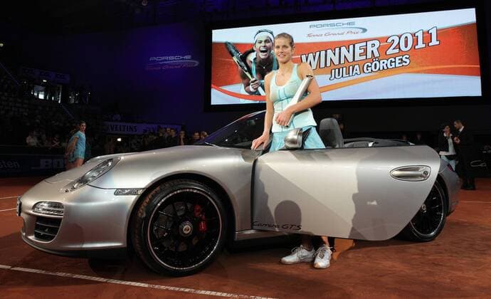 Tennis Porsche Tennis Grand Prix Finale, Siegerin Julia Görges (GER) mit ihrem neuen Porsche 911 Carrera GTS Cabriolet und dem Pokal