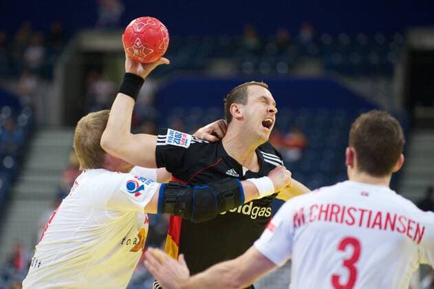 Handball Belgrad (SRB) 23.01.2012 Europameisterschaften der Herren Männer 2012 Hauptrunde Gruppe A Dänemark (DAN) - Deutschland (GER) Pascal Hens (Deutschland, No. 02) Rene Toft Hansen (Dänemark, No.19) Mads Christiansen (Dänemark, No.03)