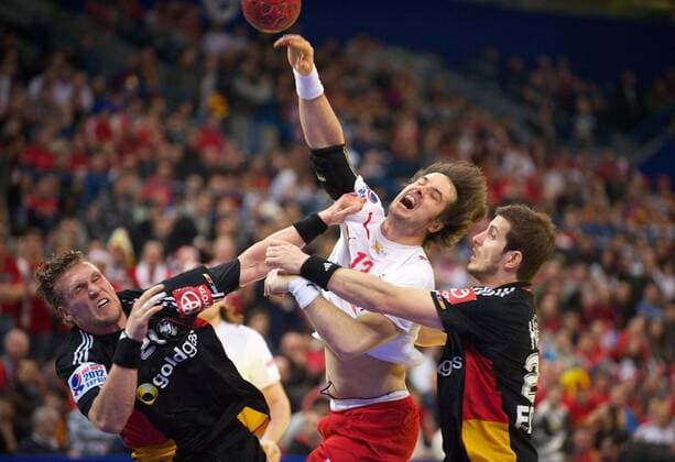 Handball Belgrad (SRB) 23.01.2012 Europameisterschaften der Herren Männer 2012 Hauptrunde Gruppe A Dänemark (DAN) - Deutschland (GER) Bo Spellerberg (Dänemark, TW, No.13) Lars Kaufmann (Deutschland, No. 21) li. Michael Haass Haaß (Deutschland, No. 24)