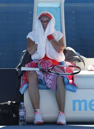 Australian Open 2012, Melbourne Park,ITF Grand Slam Tennis Tournament, Caroline Wozniacki (DEN) versucht sich zu kuehlen waehrend der Spielpause, Einzelbild,Ganzkoerper,Hochformat,Hitze,