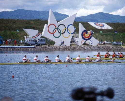 Herren Achter von BR Deutschland vor dem Olympialogo Seoul