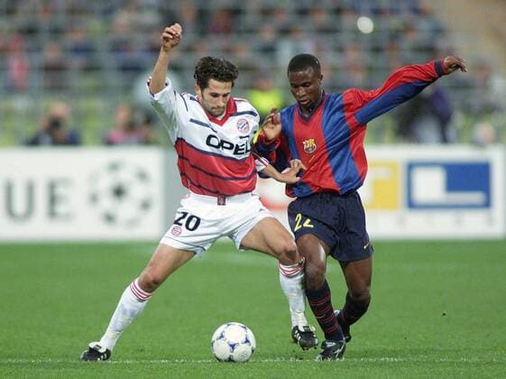 Champions League Bayern München - FC Barcelona von links : Salihamidzic Hasan ( Bayern ) Okunowo ( Barcelona )