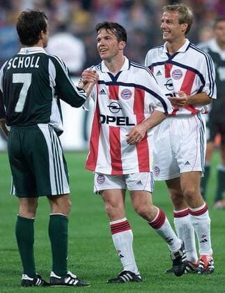 Fussball Abschiedsspiel Lothar Matthäus Olympiastadion Muenchen Bayern München gegen Nationalmannschaft Deutschland Matthäus (Mitte) verabschiedet sich von Mehmet Scholl (links) und Jürgen Klinsmann (rechts)