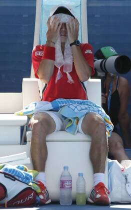 Australian Open 2012, Melbourne Park, ITF Grand Slam Tennis Tournament, Kei Nishikori (JPN) kühlt sein Gesicht mit einem Eispack, Einzelbild, Ganzkörper, Hochformat,