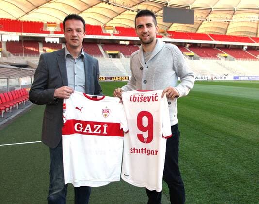 Fußball VfB Stuttgart Pressekonferenz, Vorstellung Vedad Ibisevic, v.l. Direktor Fredi Bobic und Neuzugang Vedad Ibisevic mit neuem Trikot mit der Nr. 9