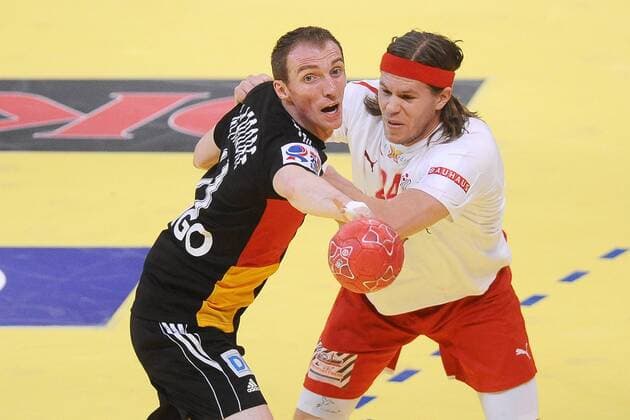 Handball-Europameisterschaft in Serbien: Dänemark - Deutschland am 23.01.2012 in Belgrad Holger Glandorf ( Deutschland ), links - Mikkel Hansen ( Dänemark ), rechts