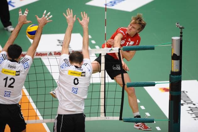 Rechts Dirk MEHLBERG (EnBW TV Rottenburg).Vorne Joao JOSE (VfB Friedrichshafen) und Oliver VENNO (VfB Friedrichshafen). Action,Aktion Volleyball, 1. Bundesliga, Männer, VfB Friedrichshafen - EnBW TV Rottenburg , 25.01.2012