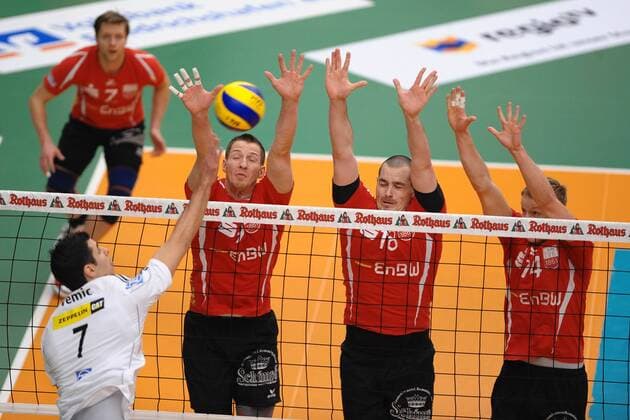 Viel zu tun für den Block der Rottenburger. Links Milos VEMIC (VfB Friedrichshafen). Action,Aktion Volleyball, 1. Bundesliga, Männer, VfB Friedrichshafen - EnBW TV Rottenburg , 25.01.2012