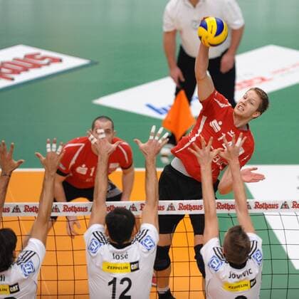 Hinten Rene BAHLBURG (EnBW TV Rottenburg). Action,Aktion Volleyball, 1. Bundesliga, Männer, VfB Friedrichshafen - EnBW TV Rottenburg , 25.01.2012