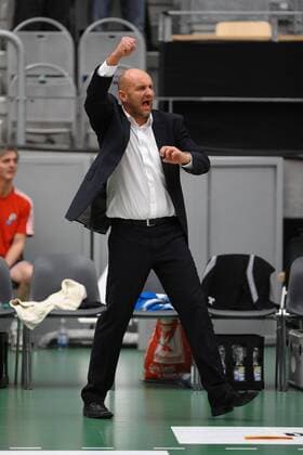 Trainer Hans Peter MÜLLER-ANGSTENBERGER (EnBW TV Rottenburg) motiviert wie gewohnt sein Team.Freisteller Volleyball, 1. Bundesliga, Männer, VfB Friedrichshafen - EnBW TV Rottenburg , 25.01.2012
