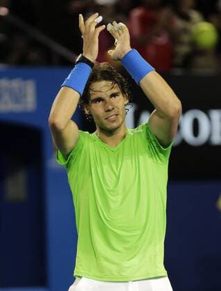 Australian Open 2012, Melbourne Park,ITF Grand Slam Tennis Tournament, Rafael Nadal (ESP) applaudiert nach seinem Sieg, klatscht und bedankt sich beim Publikum,Einzelbild,Halbkörper,Hochformat,