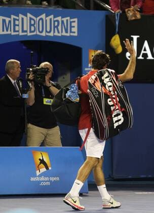 Australian Open 2012, Melbourne Park,ITF Grand Slam Tennis Tournament, Roger Federer (SUI) winkt und verabschiedet sich vom Centre Court, Einzelbild,Ganzkörper,Hochformat,Ausgang,