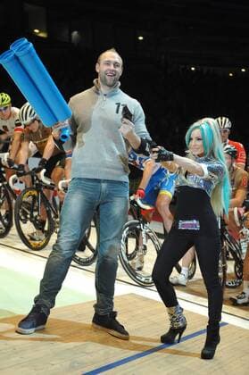 Startschuss - Eröffnung des Berliner Sechstagerennens durch Diskuswerfer Robert Harting und Sera Lee (Sängerin) - Event: 101. Berliner Sechstagerennen - Berlin Sixdays - 2012 - Location: Velodrom Berlin - Berlin - Deutschland - Europa - Datum: 26.01.2012 - Contact