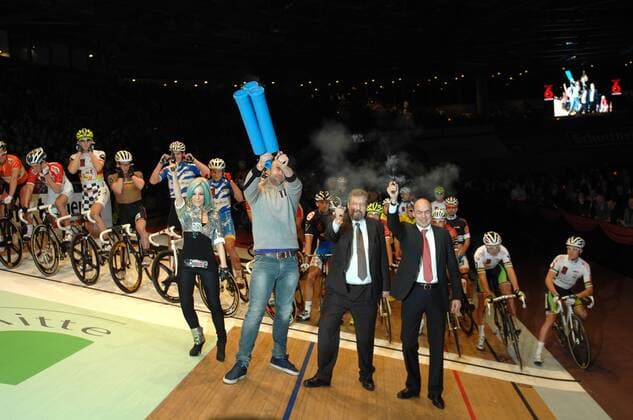 Startschuss - Eröffnung des Berliner Sechstagerennens durch Diskuswerfer Robert Harting und Sera Lee (Sängerin) - Event: 101. Berliner Sechstagerennen - Berlin Sixdays - 2012 - Location: Velodrom Berlin - Berlin - Deutschland - Europa - Datum: 26.01.2012 - Contact