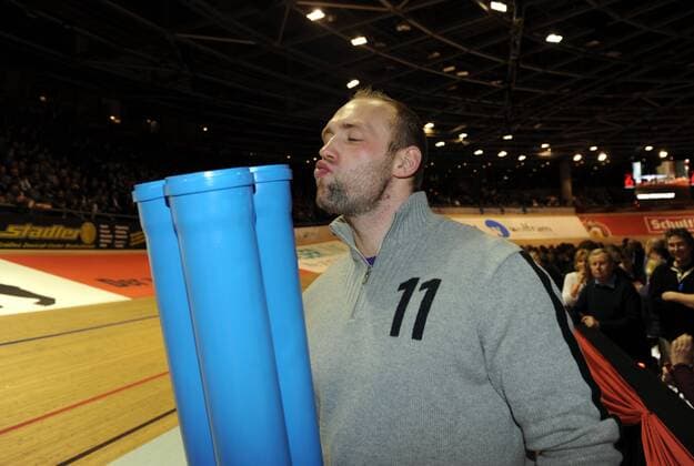 Bahnradsport, Herren, 101. Berliner Sechstagerennen, Sixdays, Diskuswerfer Robert Harting nach dem Startschuss mit Riesenpistole, 26.01. 2012,