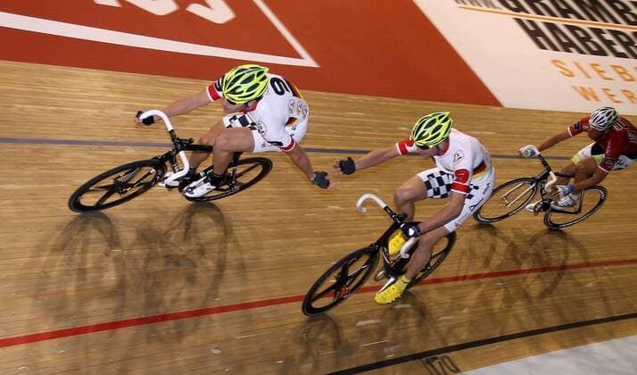 Robert Bengsch, GER, unten, oben Marcel Kalz, GER, Ablösung, Kampf, Dynamik, Aktion, quer 101. Berliner Sechstagerennen, Radfahren, Radrennen, Radsport, sixdays Berlin, 26.1.2012 Velodrom