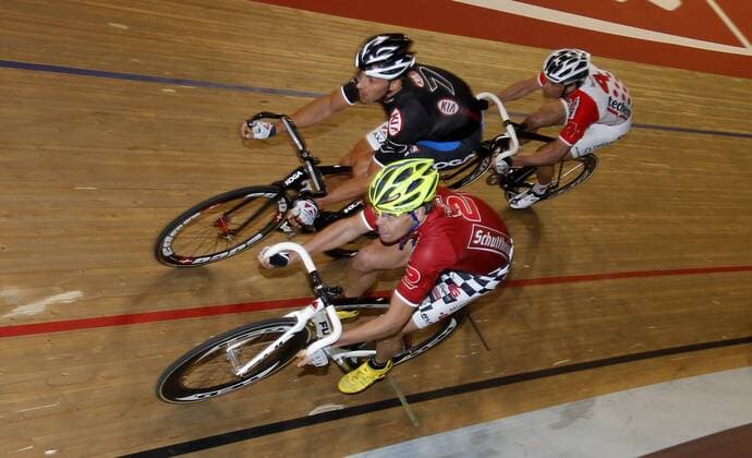 Leif Lampater, GER, unten, mitte Peter Schep, Ned, oben Iljo Keisse, BELG, Zweikampf, Kampf, Kurve, Aktion, quer 101. Berliner Sechstagerennen, Radfahren, Radrennen, Radsport, sixdays Berlin, 26.1.2012 Velodrom