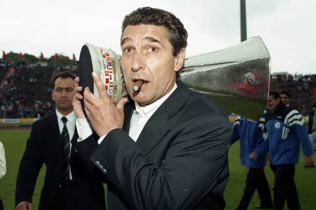 Rudi ASSAUER, Deutschland, Fussball-Manager, FC Schalke 04, trägt auf seiner Schulter den UEFA-Pokal, UEFA-Cup, durch das Parkstadion Gelsenkirchen, raucht dabei eine Zigarre, rauchen Raucher, am 22.05.1997,