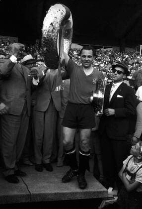 1. FC Nürnberg ist Deutscher Meister 1960 1961, Max Morlock mit der Schale
