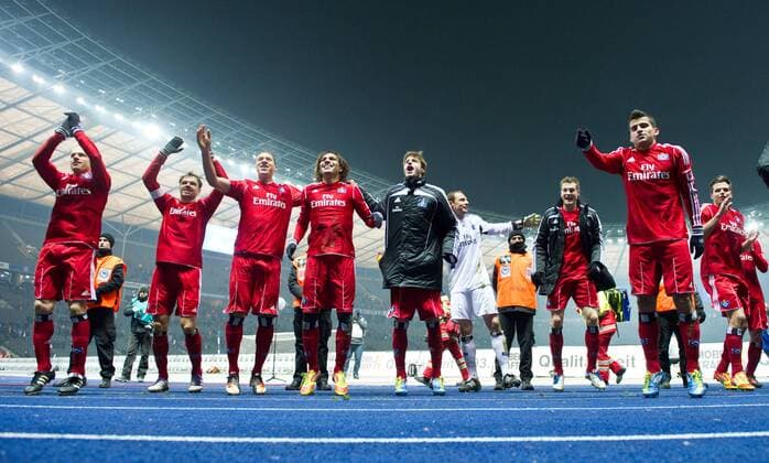 Nach dem Spiel feiern die HSV Spieler in der Fankurve den 2-1 Sieg. David JAROLIM, Heiko WESTERMANN, Jeffrey BRUMA, Jose Paolo GUERRERO, Jacopo SALA, Torwart Jaroslav DROBNY, Marcell JANSEN und Tomas RINCON (vl alle HSV) Fussball 1.Bundesliga - Saison 2011 2012, 19.Spieltag: Hertha BSC Berlin - Hamburger SV in Berlin, Deutschland am 28.01.2012,