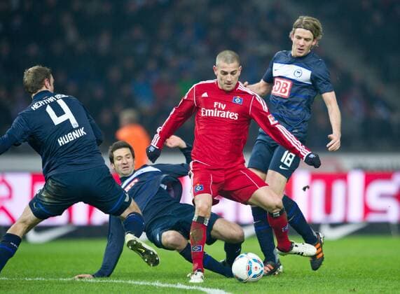Roman HUBNIK, Andre MIJATOVIC und Peter NIEMEYER (vl alle BSC) - Mladen PETRIC (M HSV) Fussball 1.Bundesliga - Saison 2011 2012, 19.Spieltag: Hertha BSC Berlin - Hamburger SV in Berlin, Deutschland am 28.01.2012,