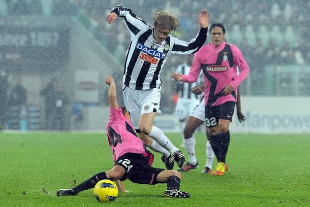 Turin, 28.01.2012 - Serie A 2011 2012 - Juventus Turin vs Udinese Calcio - Dusan Basta gegen Emanuele Giaccherini - xHOCHxZWEIx xItalyxPhotoxPressx 