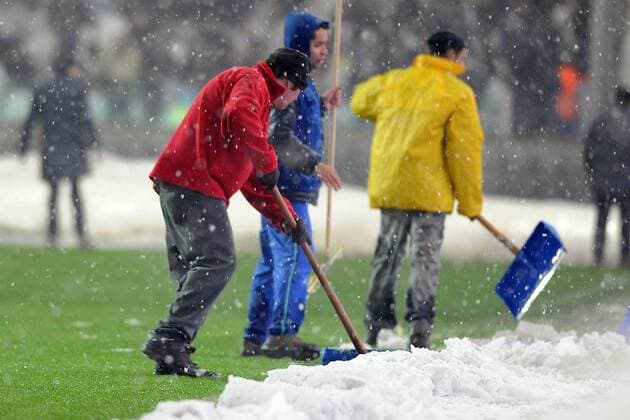 Helfer befreien den Rasen von Schnee xHOCHxZWEIx xItalyxPhotoxPressx 