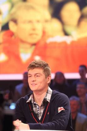 TONI KROOS (GER FC BAYERN MÜNCHEN) vor Jürgen Klinsmann (auf der Leinwand) - DAS AKTUELLE SPORTSTUDIO MAINZ 28.1.12