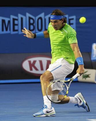 Australian Open 2012, Melbourne Park,ITF Grand Slam Tennis Tournament, Rafael Nadal (ESP),Aktion,Einzelbild,Ganzkörper,Hochformat