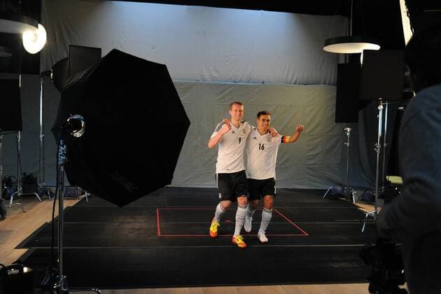 Marketingtage der Nationalmannschaft am 29.01.2012 in München Beim Bitburger Shooting: Philipp Lahm ( Deutschland ), rechts - Andre Schürrle ( Deutschland ), links