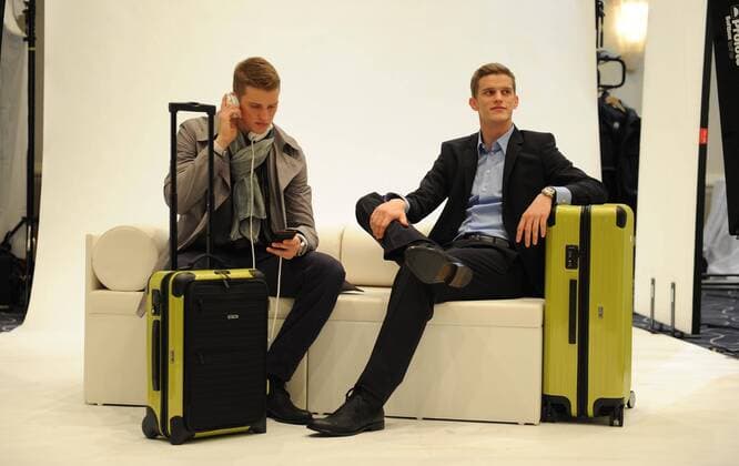 Beim Sony-Shooting: Sven BENDER (Deutschland) und sein Zwillings-Bruder Lars BENDER l. , Zwilling, Fussball: DFB: Marketingtage der deutschen Fussball Nationalmannschaft der Maenner in München, am 29.01.2012, Poolfoto