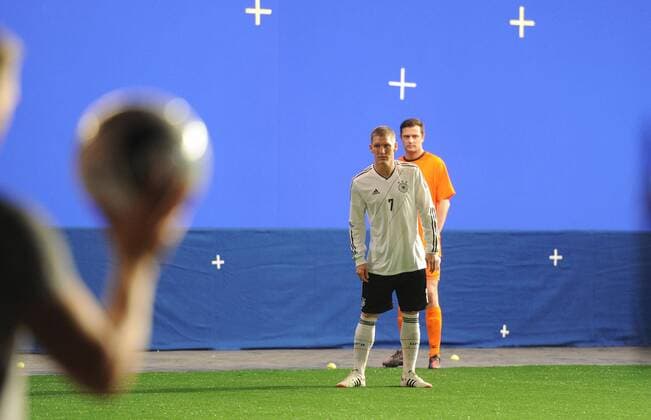 Beim Bitburger Spot: Bastian SCHWEINSTEIGER (Deutschland) beim Set. Fussball: DFB: Marketingtage der deutschen Fussball Nationalmannschaft der Maenner in München, am 29.01.2012, Poolfoto