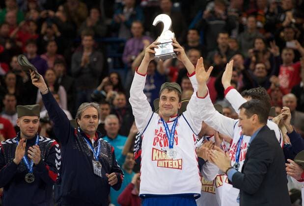 Handball Belgrad 29.01.2012 Europameisterschaften der Herren Männer 2012 Finale - Momir Ilic (Serbien, No.13) mit dem Pokal für den 2. Platz