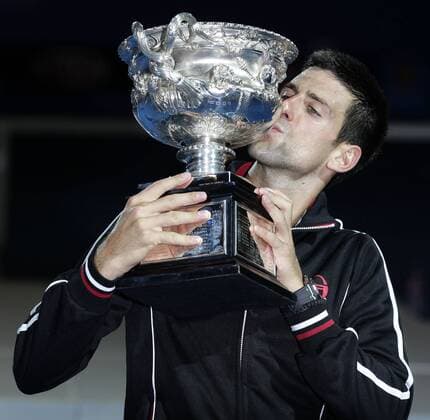 Australian Open 2012, Melbourne Park,ITF Grand Slam Tennis Tournament, Männer Finale,Siegerehrung, Präsentation, Novak Djokovic (SRB) küsst den Pokal ,Halbkörper,Hochformat