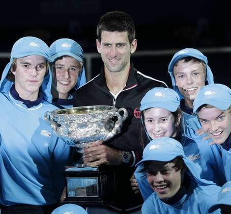 Australian Open 2012, Melbourne Park,ITF Grand Slam Tennis Tournament, Männer Finale,Siegerehrung, Präsentation, Novak Djokovic (SRB) mit Pokal und Ballkinder,Halbkörper, Querformat