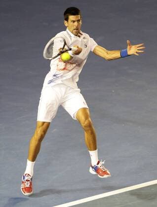 Australian Open 2012, Melbourne Park,ITF Grand Slam Tennis Tournament, Novak Djokovic (SRB),Aktion,Einzelbild, Ganzkörper,Hochformat,von oben,