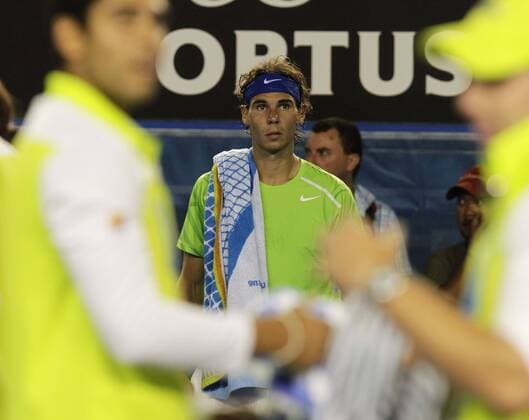 Australian Open 2012, Melbourne Park,ITF Grand Slam Tennis Tournament, Rafael Nadal (ESP) wartet das die Ballkinder den Platz abtrocknen Querformat,Regenpause,,