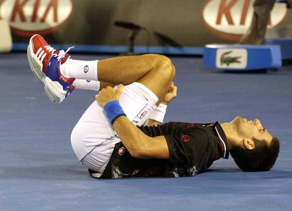 Australian Open 2012, Melbourne Park,ITF Grand Slam Tennis Tournament, Novak Djokovic (SRB) lässt sich auf den Boden fallen nach einem sehr langen Ballwechsel,Einzelbild,Ganzkörper,Querformat