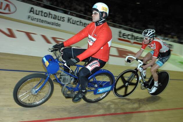 Iljo KEISSE (BEL) führt sein Team mit Kenny DE KETELE (BEL) zum Sieg im 50 Runden Techem Derny Europa Cup Finale - Event: 101. Berliner Sechstagerennen - Berlin Sixdays - 2012 - Location: Velodrom Berlin