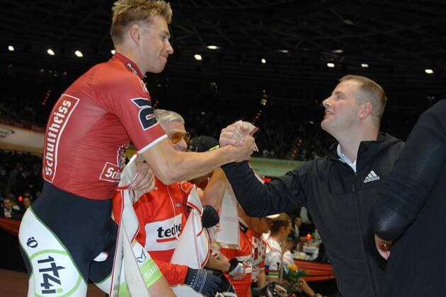 Der ehemalige und mehrfache Olympiasieger und Weltmeister im Bobsport Andre LANGE (GER) gratuliert Roger KLUGE ( GER Eisenhüttenstadt ) zum 2.Platz in der Gesamtwertung - Event: 101. Berliner Sechstagerennen - Berlin Sixdays - 2012 - Location: Velodrom Berlin