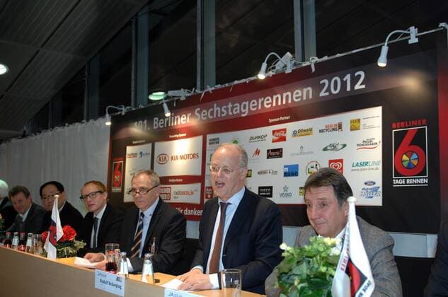 Vorstellung und Präsentation des Olympiakaders für 2012 in Berlin - mit dabei v.r.n.l. Udo SPRENGER ( Vize-Präsident des BDR ) - Rudolf SCHARPING ( Präsident des BDR ) - Uli JANSCH ( Pressechef der Sixdays und Radsportkommentatoren Legende ) - Event: 101. Berliner Sechstagerennen - Berlin Sixdays - 2012 - Location: Velodrom Berlin