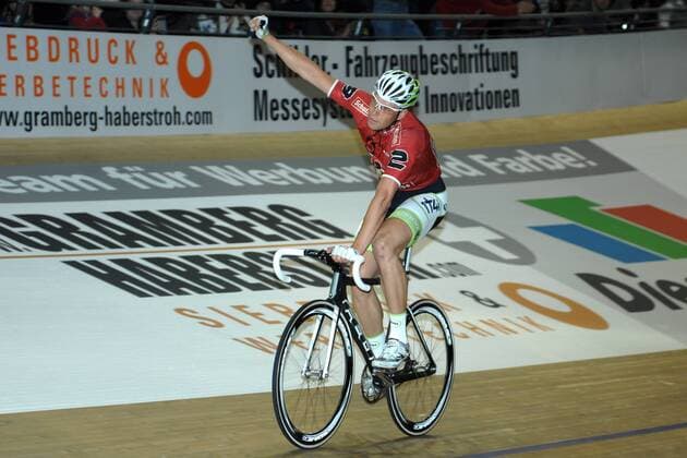 Roger KLUGE (GER) zelebriert seinen Erfolg bei der ersten grossen Jagd des Abends - Event: 101. Berliner Sechstagerennen - Berlin Sixdays - 2012 - Location: Velodrom Berlin