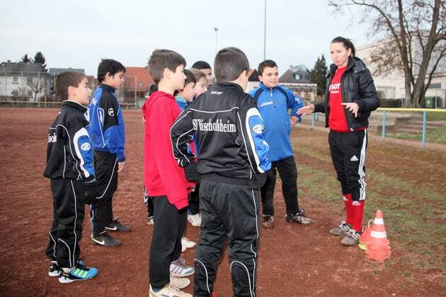 Deniz Özer (Nationalspielerin Türkei, 1. FFC Frankfurt) engagiert sich bei den Sportfreunden Bischofsheim als Trainerin der E-Jugend